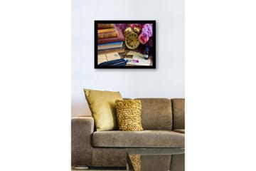 Inramad Canvastavla i trä - 41x56 cm - Vintage skrivbordsscen med böcker, klocka och blommor - Guld / Lila / Rosa - Inredning - Tavlor & posters - Canvastavla