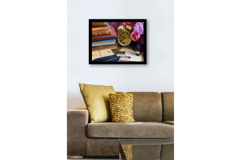 Inramad Canvastavla i trä - 41x56 cm - Vintage skrivbordsscen med böcker, klocka och blommor - Guld / Lila / Rosa - Inredning - Tavlor & posters - Canvastavla