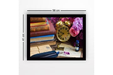 Inramad Canvastavla i trä - 41x56 cm - Vintage skrivbordsscen med böcker, klocka och blommor - Guld / Lila / Rosa - Inredning - Tavlor & posters - Canvastavla
