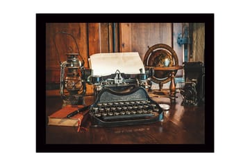 Inramad Canvastavla i trä - 41x56 cm - Vintage skrivmaskin med papper och klassiska föremål i bakgrunden - Svart / Brunt / Guld - Inredning - Tavlor & posters - Canvastavla