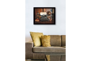 Inramad Canvastavla i trä - 41x56 cm - Vintage skrivmaskin med papper och klassiska föremål i bakgrunden - Svart / Brunt / Guld - Inredning - Tavlor & posters - Canvastavla