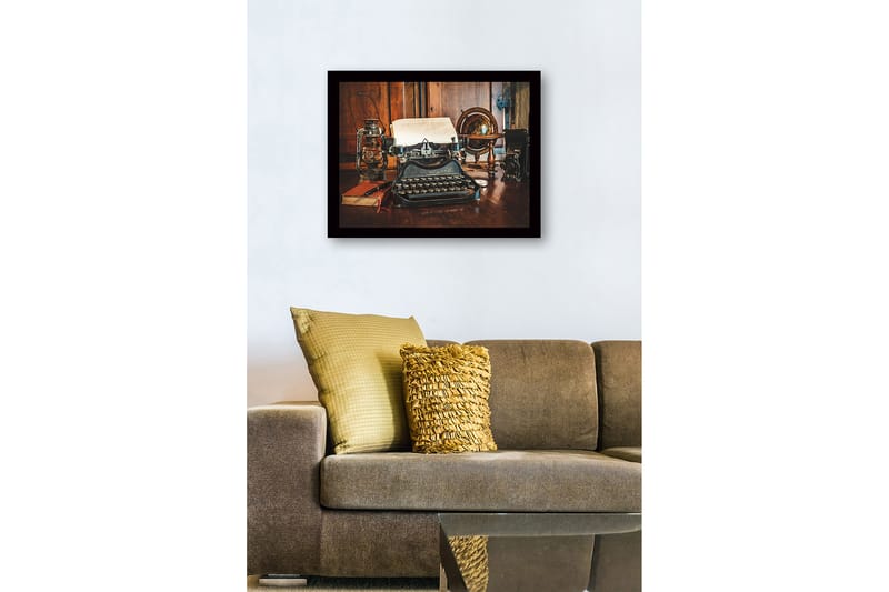 Inramad Canvastavla i trä - 41x56 cm - Vintage skrivmaskin med papper och klassiska föremål i bakgrunden - Svart / Brunt / Guld - Inredning - Tavlor & posters - Canvastavla
