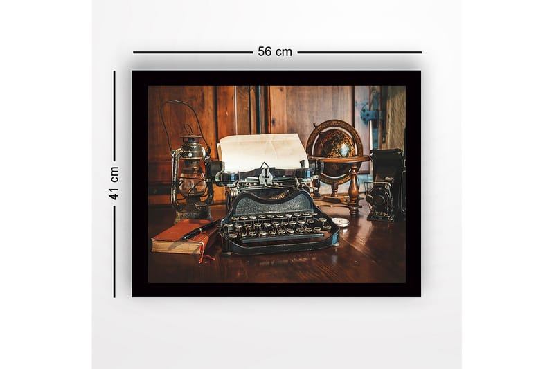Inramad Canvastavla i trä - 41x56 cm - Vintage skrivmaskin med papper och klassiska föremål i bakgrunden - Svart / Brunt / Guld - Inredning - Tavlor & posters - Canvastavla