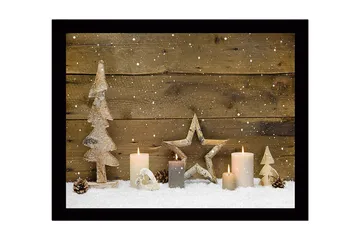 Inramad Canvastavla i trä - 41x56 cm - Vinterlandskap med dekorationer av träd och ljus - Vit / Beige / Brun - Inredning - Tavlor & posters - Canvastavla