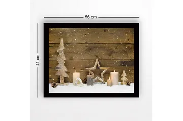 Inramad Canvastavla i trä - 41x56 cm - Vinterlandskap med dekorationer av träd och ljus - Vit / Beige / Brun - Inredning - Tavlor & posters - Canvastavla