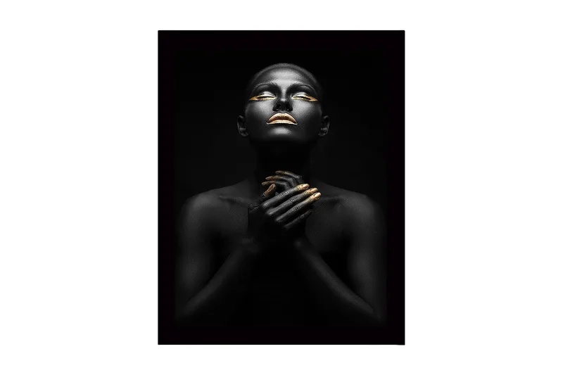 Inramad Canvastavla i trä - 41x56 cm - Porträtt av en kvinna med svart hud och guldiga detaljer, Svart / Guld