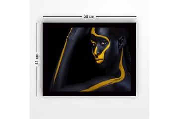 Inramad Canvastavla i trä - 41x56 cm - Porträtt av en person med svart och gul kroppsmålning - Svart / Gul - Inredning - Tavlor & posters - Canvastavla