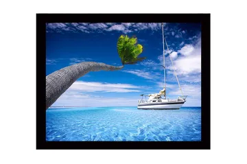 Inramad Canvastavla i trä - 41x56 cm - Palmträd som sträcker sig över en segelbåt i klart blått vatten - Blå / Grön / Vit - Inredning - Tavlor & posters - Canvastavla