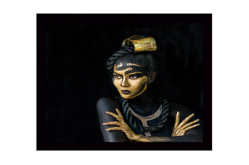 Inramad Canvastavla i trä - 41x56 cm - Porträtt av en kvinna med guldsmink och detaljerade mönster, Guld / Svart