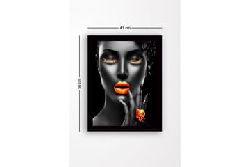 Inramad Canvastavla i trä - 41x56 cm - Porträtt av en kvinna med starka färger på läppar och ögonfransar - Orange / Svart - Inredning - Tavlor & posters - Canvastavla