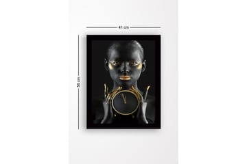 Inramad Canvastavla i trä - 41x56 cm - Porträtt av en kvinna med svart hud och guldiga detaljer som håller en klocka - Svart / Guld / Brun - Inredning - Tavlor & posters - Canvastavla