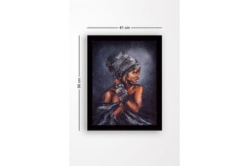 Inramad Canvastavla i trä - 41x56 cm - Porträtt av en kvinna med traditionell huvudduk och smycken - Mörkbrun / Grå / Svart - Inredning - Tavlor & posters - Canvastavla