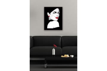 Inramad Canvastavla i trä - 41x56 cm - Porträtt av en kvinna med dramatisk blick och röd läppstift - Röd / Svart / Grå - Inredning - Tavlor & posters - Canvastavla