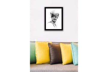 Inramad Canvastavla i trä - 41x56 cm - Porträtt av en man med en kreativ och naturinspirerad huvudbonad - Svart / Vitt - Inredning - Tavlor & posters - Canvastavla