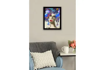 Inramad Canvastavla i trä - 41x56 cm - Porträtt av en kvinna med färgglad frisyr och starka drag - Blå / Röd / Lila - Inredning - Tavlor & posters - Canvastavla