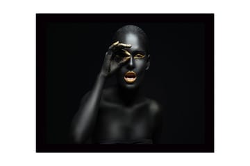 Inramad Canvastavla i trä - 41x56 cm - Porträtt av en kvinna med svart kroppsmålning och guldiga detaljer - Svart / Guld - Inredning - Tavlor & posters - Canvastavla