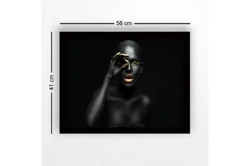 Inramad Canvastavla i trä - 41x56 cm - Porträtt av en kvinna med svart kroppsmålning och guldiga detaljer - Svart / Guld - Inredning - Tavlor & posters - Canvastavla