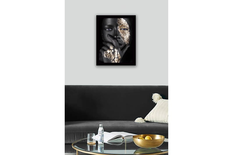 Inramad Canvastavla i trä - 41x56 cm - Porträtt av en person med guldiga detaljer på ansiktet och handen - Svart / Guld - Inredning - Tavlor & posters - Canvastavla