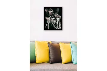 Inramad Canvastavla i trä - 41x56 cm - Porträtt av en kvinna med smycken och flätat hår - Svart / Vit / Grå - Inredning - Tavlor & posters - Canvastavla