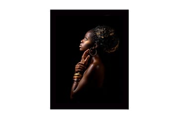 Inramad Canvastavla i trä - 41x56 cm - Porträtt av en kvinna i profil med elegant hållning och smycken - Mörkbrun / Guld / Svart - Inredning - Tavlor & posters - Canvastavla