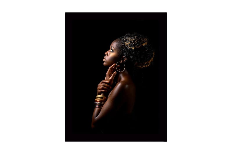 Inramad Canvastavla i trä - 41x56 cm - Porträtt av en kvinna i profil med elegant hållning och smycken, Mörkbrun / Guld / Svart