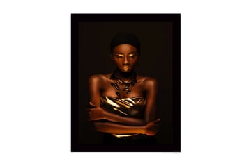 Inramad Canvastavla i trä - 41x56 cm - Porträtt av en kvinna med guldiga detaljer och en elegant pose - Guld / Mörkbrun / Svart - Inredning - Tavlor & posters - Canvastavla