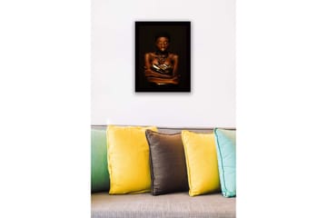 Inramad Canvastavla i trä - 41x56 cm - Porträtt av en kvinna med guldiga detaljer och en elegant pose - Guld / Mörkbrun / Svart - Inredning - Tavlor & posters - Canvastavla