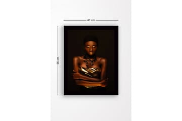 Inramad Canvastavla i trä - 41x56 cm - Porträtt av en kvinna med guldiga detaljer och en elegant pose - Guld / Mörkbrun / Svart - Inredning - Tavlor & posters - Canvastavla