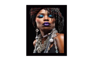 Inramad Canvastavla i trä - 41x56 cm - Porträtt av en kvinna med dramatisk makeup och smycken - Blå / Lila / Svart - Inredning - Tavlor & posters - Canvastavla