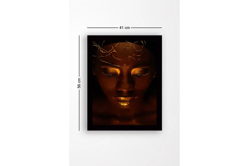 Inramad Canvastavla i trä - 41x56 cm - Porträtt av en kvinna med gyllene detaljer och en mystisk uttryck - Mörkbrun / Guld - Inredning - Tavlor & posters - Canvastavla
