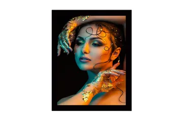 Inramad Canvastavla i trä - 41x56 cm - Porträtt av en kvinna med guldiga detaljer och färgglad belysning - Guld / Turkos / Orange - Inredning - Tavlor & posters - Canvastavla