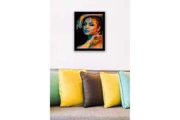 Inramad Canvastavla i trä - 41x56 cm - Porträtt av en kvinna med guldiga detaljer och färgglad belysning - Guld / Turkos / Orange - Inredning - Tavlor & posters - Canvastavla