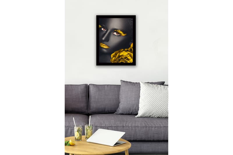 Inramad Canvastavla i trä - 41x56 cm - Porträtt av en kvinna med svart hud och gula detaljer - Svart / Gul / Röd - Inredning - Tavlor & posters - Canvastavla