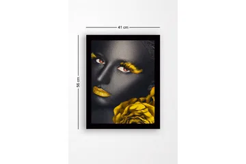 Inramad Canvastavla i trä - 41x56 cm - Porträtt av en kvinna med svart hud och gula detaljer - Svart / Gul / Röd - Inredning - Tavlor & posters - Canvastavla