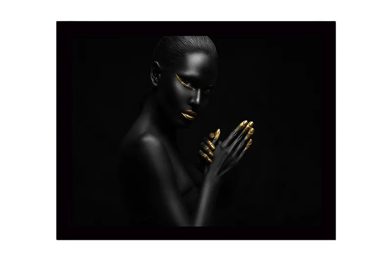 Inramad Canvastavla i trä - 41x56 cm - Porträtt av en kvinna med svart hud och guldiga detaljer, Svart / Guld