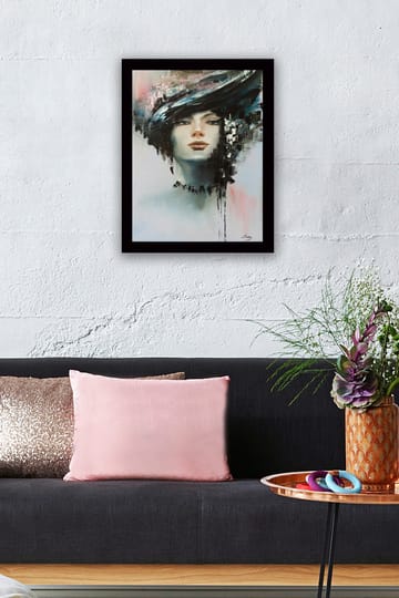Inramad Canvastavla i trä - 41x56 cm - Porträtt av en kvinna med en dramatisk frisyr - Svart / Hudton / Ljusblå - Inredning - Tavlor & posters - Canvastavla