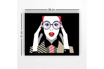 Inramad Canvastavla i trä - 41x56 cm - Porträtt av en kvinna med stora glasögon och röd läppstift - Röd / Svart / Vit - Inredning - Tavlor & posters - Canvastavla
