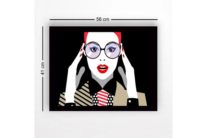 Inramad Canvastavla i trä - 41x56 cm - Porträtt av en kvinna med stora glasögon och röd läppstift - Röd / Svart / Vit - Inredning - Tavlor & posters - Canvastavla