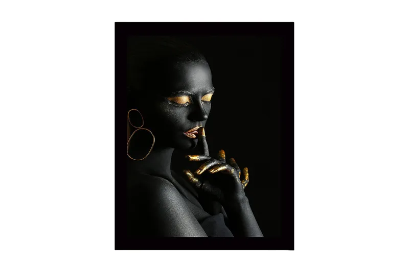 Inramad Canvastavla i trä - 41x56 cm - Porträtt av en kvinna med svart kroppsmålning och guldiga detaljer, Svart / Guld