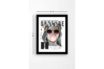 Inramad Canvastavla i trä - 41x56 cm - Porträtt av en kvinna med solglasögon som blåser bubbelgum - Grå / Svart / Beige - Inredning - Tavlor & posters - Canvastavla