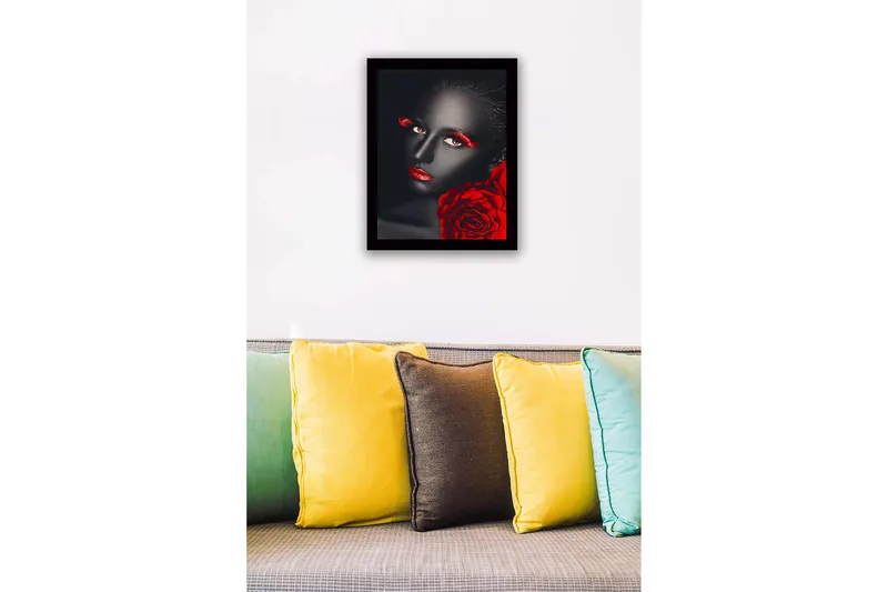 Inramad Canvastavla i trä - 41x56 cm - Porträtt av kvinna med svart hud och röda detaljer - Röd / Svart - Inredning - Tavlor & posters - Canvastavla