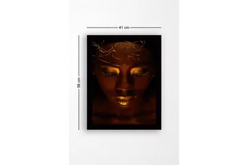 Inramad Canvastavla i trä - 41x56 cm - Porträtt av en kvinna med gyllene detaljer och en mystisk uttryck - Mörkbrun / Guld - Inredning - Tavlor & posters - Canvastavla