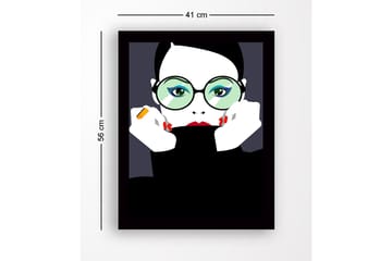Inramad Canvastavla i trä - 41x56 cm - Porträtt av en kvinna med stora glasögon och röd läppstift - Svart / Vit / Grön - Inredning - Tavlor & posters - Canvastavla