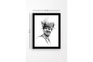 Inramad Canvastavla i trä - 41x56 cm - Porträtt av en man med en kreativ och naturinspirerad huvudbonad - Svart / Vitt - Inredning - Tavlor & posters - Canvastavla