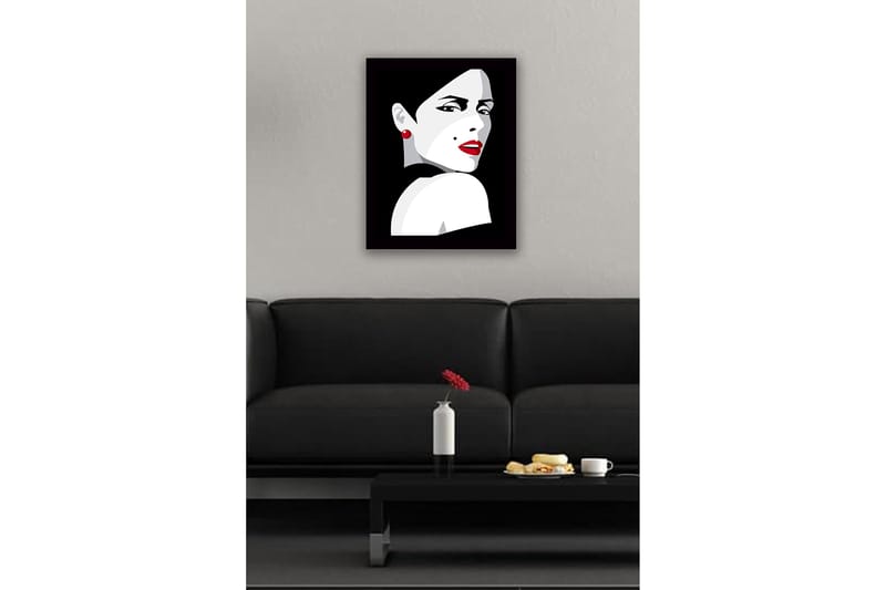 Inramad Canvastavla i trä - 41x56 cm - Porträtt av en kvinna med dramatisk blick och röd läppstift - Röd / Svart / Grå - Inredning - Tavlor & posters - Canvastavla