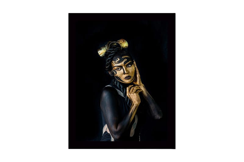 Inramad Canvastavla i trä - 41x56 cm - Porträtt av en kvinna med detaljerad ansiktsmålning och elegant frisyr, Svart / Guld / Beige