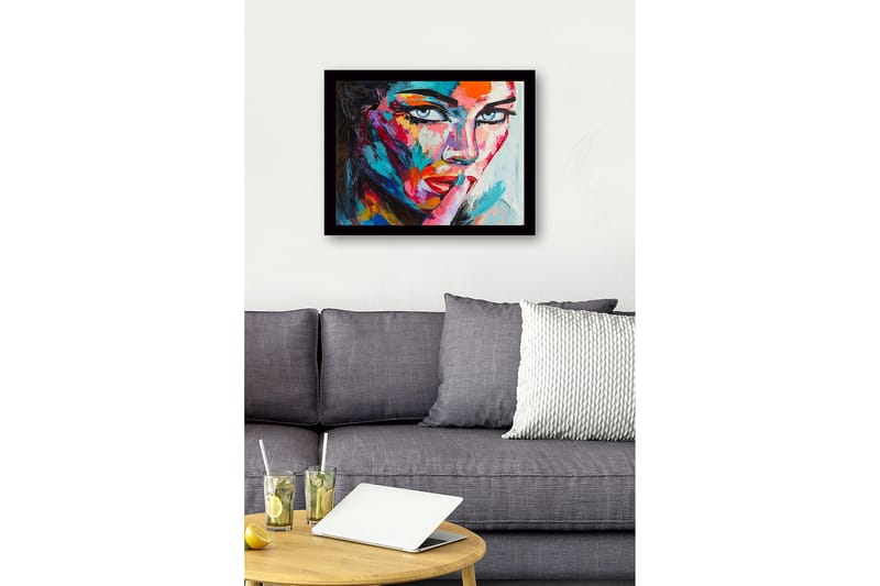 Inramad Canvastavla i trä - 41x56 cm - Porträtt av en kvinna med en mystisk gest - Blå / Röd / Rosa - Inredning - Tavlor & posters - Canvastavla