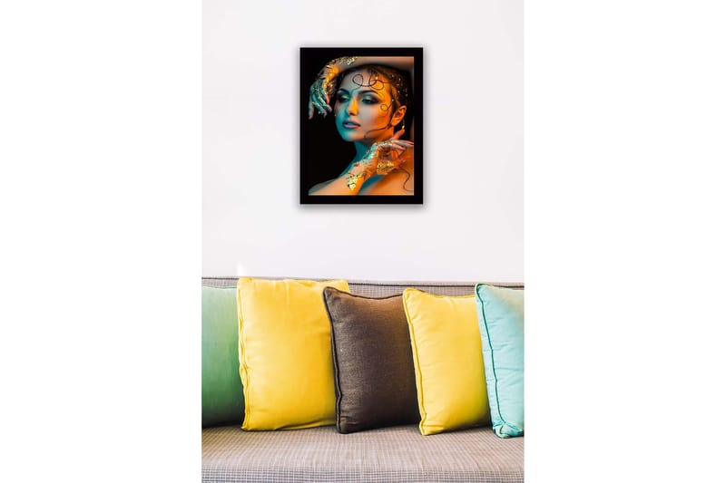 Inramad Canvastavla i trä - 41x56 cm - Porträtt av en kvinna med guldiga detaljer och färgglad belysning - Guld / Turkos / Orange - Inredning - Tavlor & posters - Canvastavla