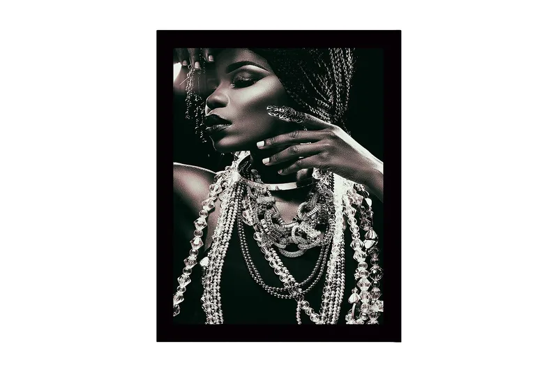 Inramad Canvastavla i trä - 41x56 cm - Porträtt av en kvinna med smycken och flätat hår, Svart / Vit / Grå