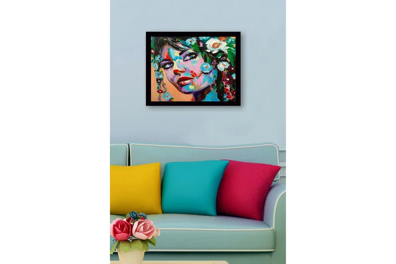 Inramad Canvastavla i trä - 41x56 cm - Porträtt av en kvinna med blomsterdekorationer i håret - Blå / Grön / Röd - Inredning - Tavlor & posters - Canvastavla